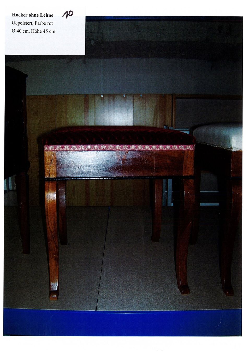 Hocker: Roter und weisser Vintage Hocker – Gebraucht aus St. Moritz von cor_l7jz