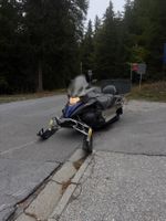 Schneemobil Yamaha Venture PZ50 2007, in Blau/Schwarz.