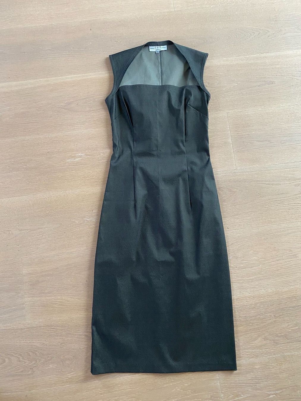 Vestiti: Grau glänzendes Cocktailkleid Gr 34 – Usato da Winkel venduto da Flyhy2020