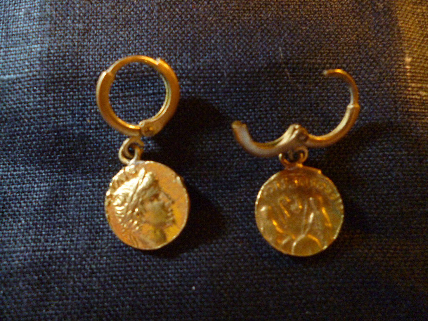 Orecchini pendenti & Orecchini a lobo: Petites boucles d'oreilles – Usato da Montreux venduto da dodeskaden