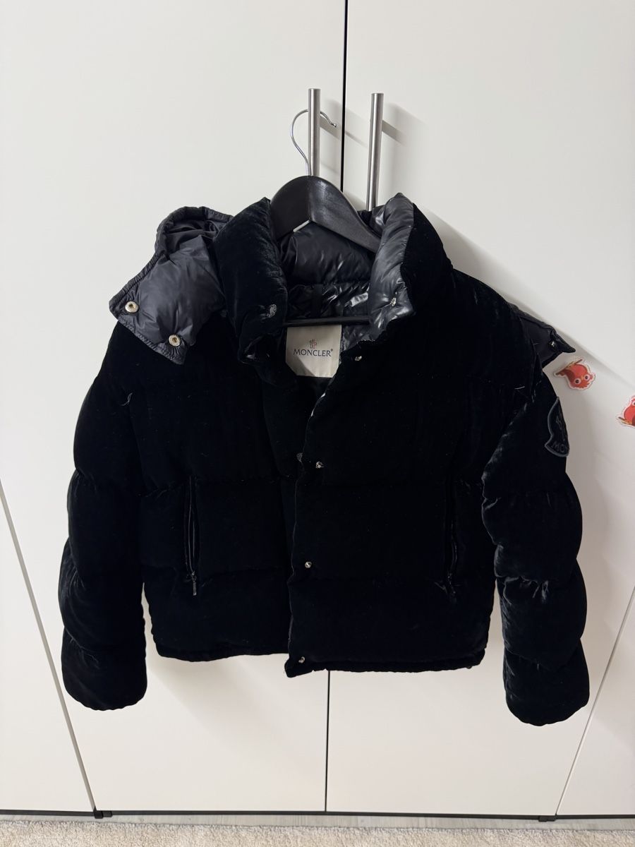 Moncler Giacche: Moncler Black Velvet Winter Padded Jacket - Size Small – Usato da Zumikon venduto da patrick151