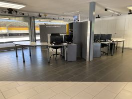 Büro mit drei Arbeitsplätzen 