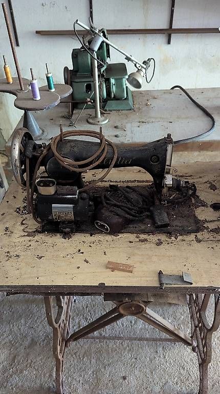 Macchine da cucire: Vieille machine à coudre Helvetia – Usato da Provence venduto da tokoclo