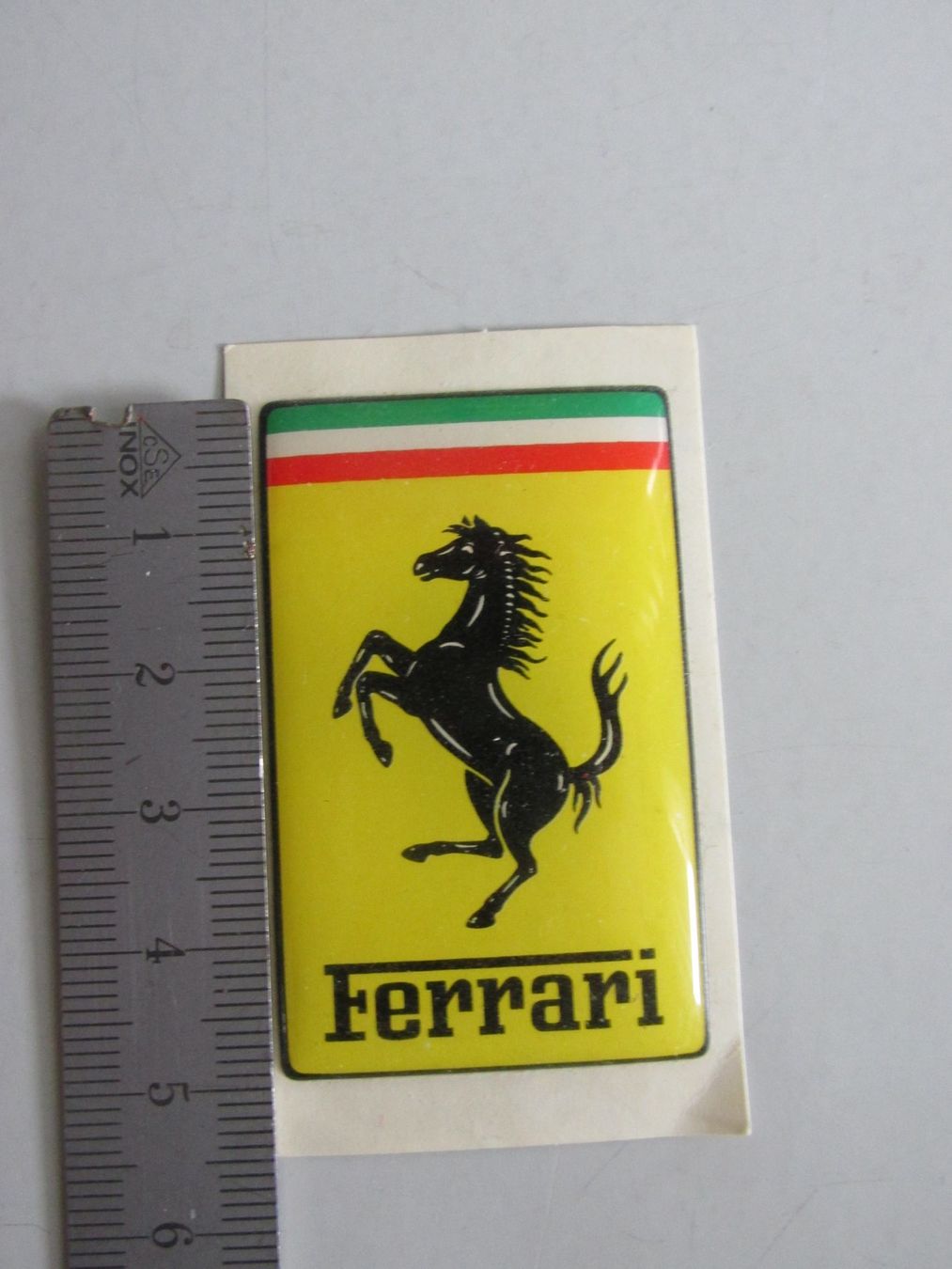 Sticker: FERRARI Emblem 32x50mm – Nuovo e nell'imballaggio originale da Läufelfingen venduto da ferrari1948