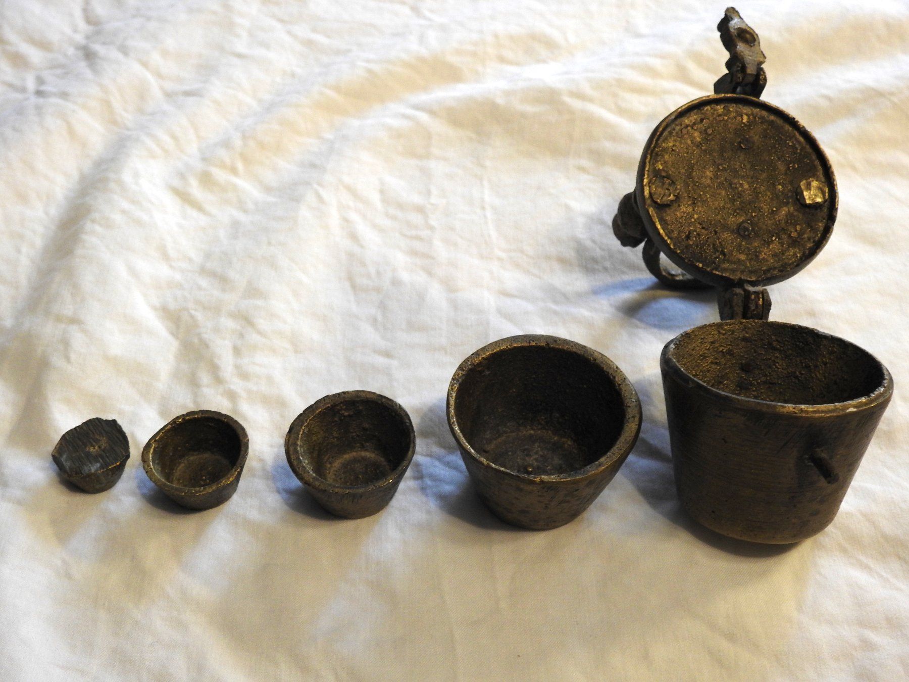 Bilance e pesi: Antike Apotheker Topf-,  Bechergewichte, Bronze – Usato da Uznach venduto da killroy99
