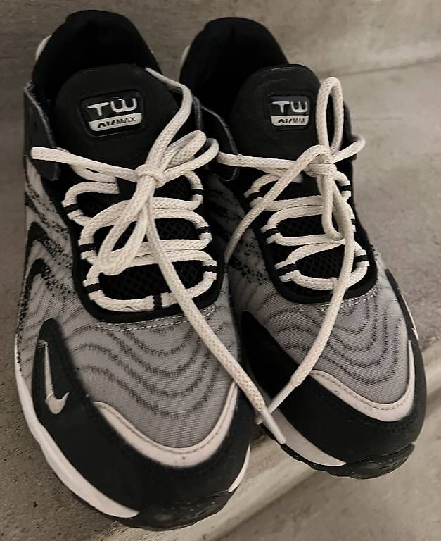 Scarpe per ragazzi: Nike Jungen-Sneaker, Gr. 37,5 ? – Usato da Flawil venduto da SG8888