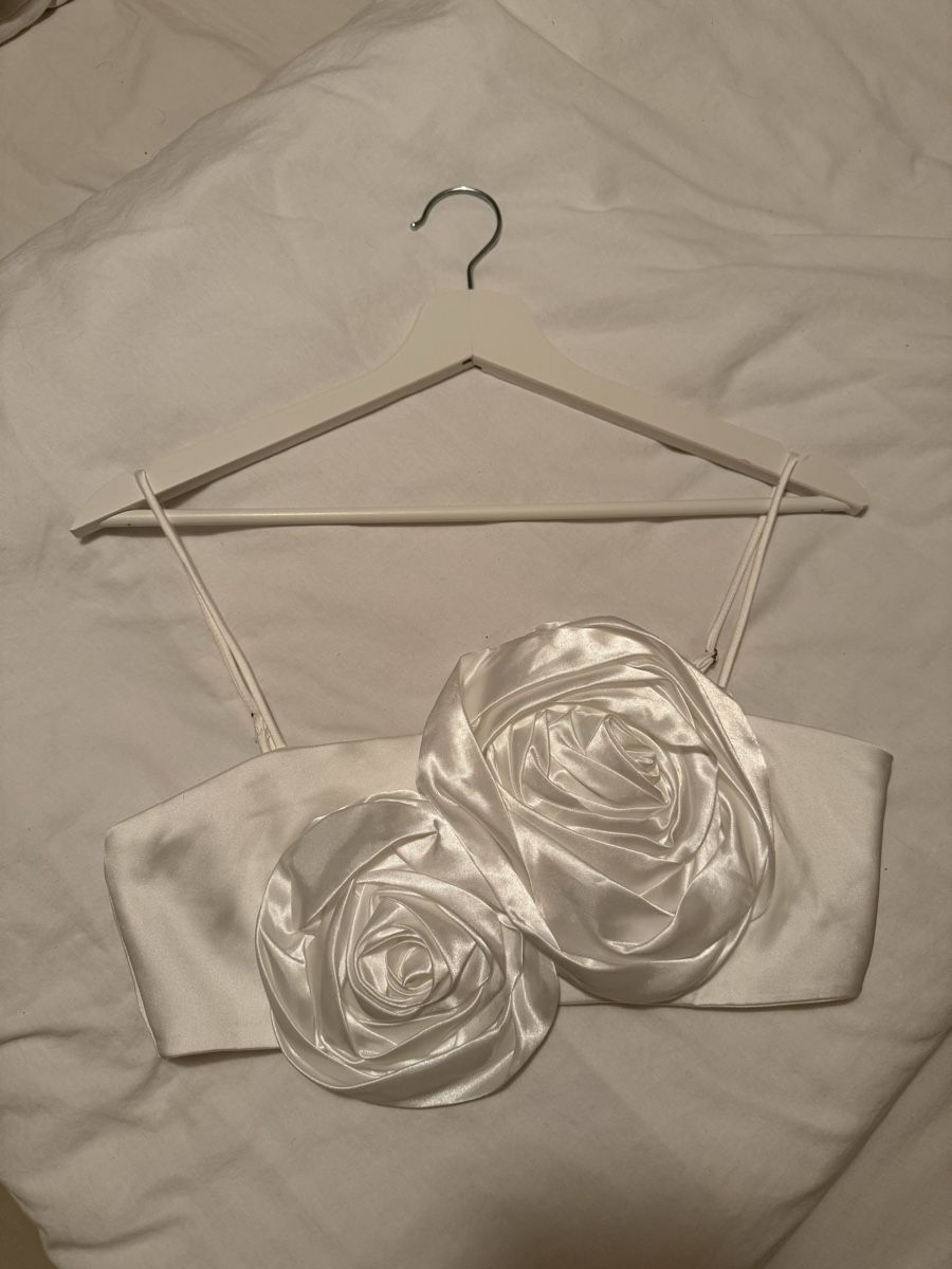Zara Top: WHITE SATIN ROSE TOP – Usato da Wädenswil venduto da jul_62vm 1