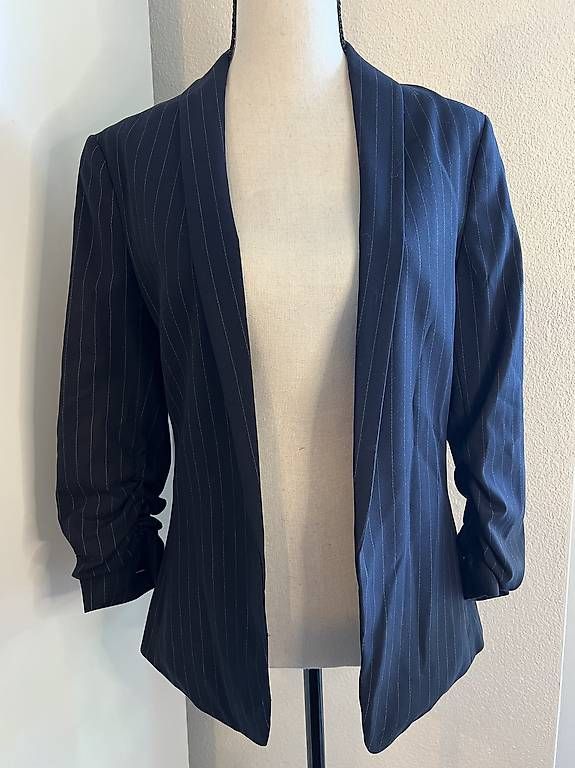 Giacche: Blazer mit feinen Nadelstreifen Grösse S – Usato da Urdorf venduto da Marybyii 3