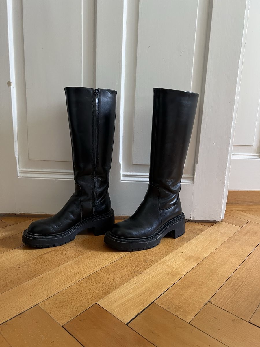 Zara Scarpe da donna: Kniehohe Lederstiefel mit Profil – Usato da Luzern venduto da Soeuv 1
