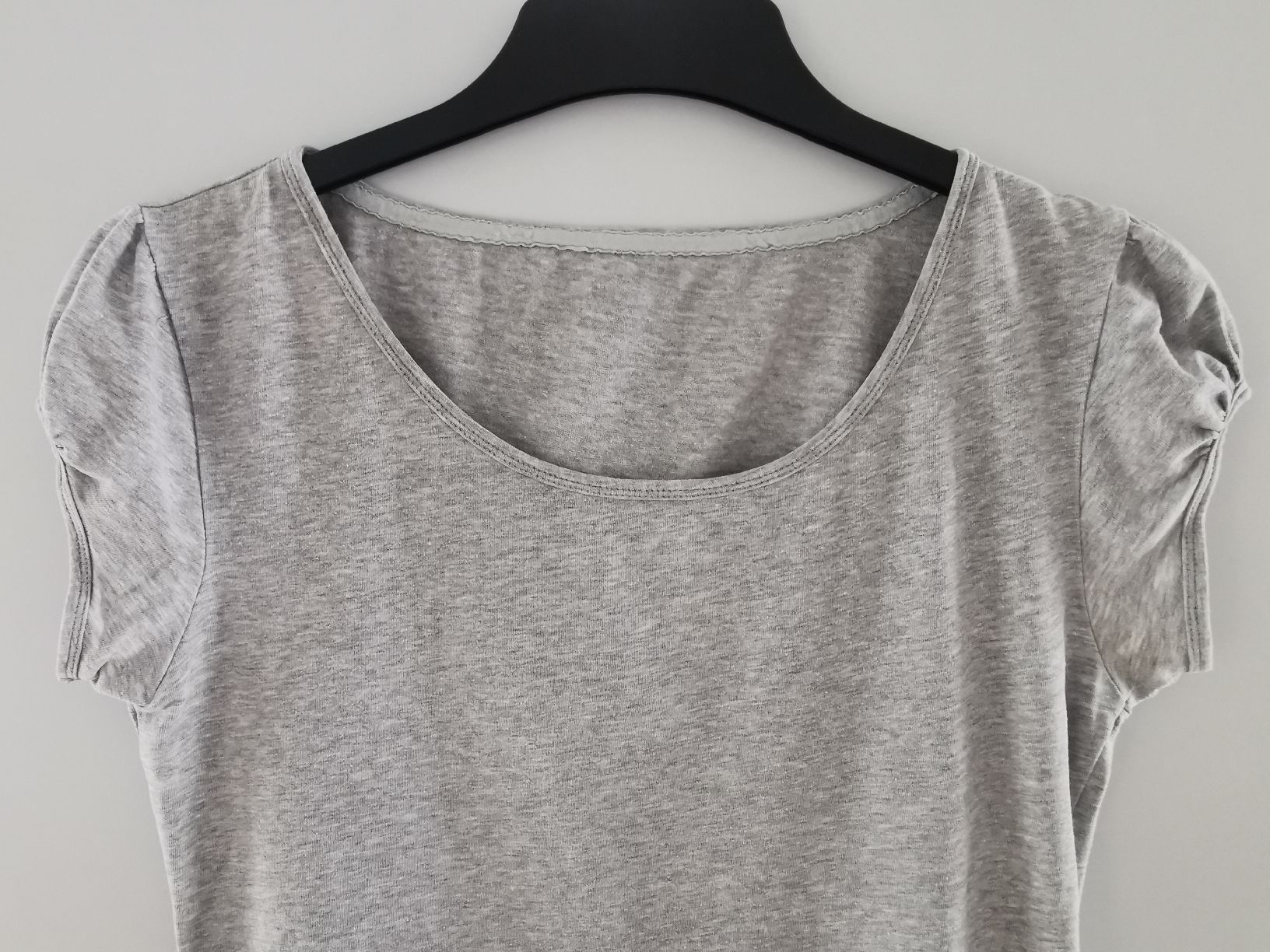 T-shirt: Graues T-Shirt mit Puffärmeln, Gr. M – Usato da Glattbrugg venduto da riseca 1