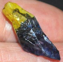 Edelstein L-9764 – Blau-Gelber Titan Druzy Achat 25x8mm 9.05