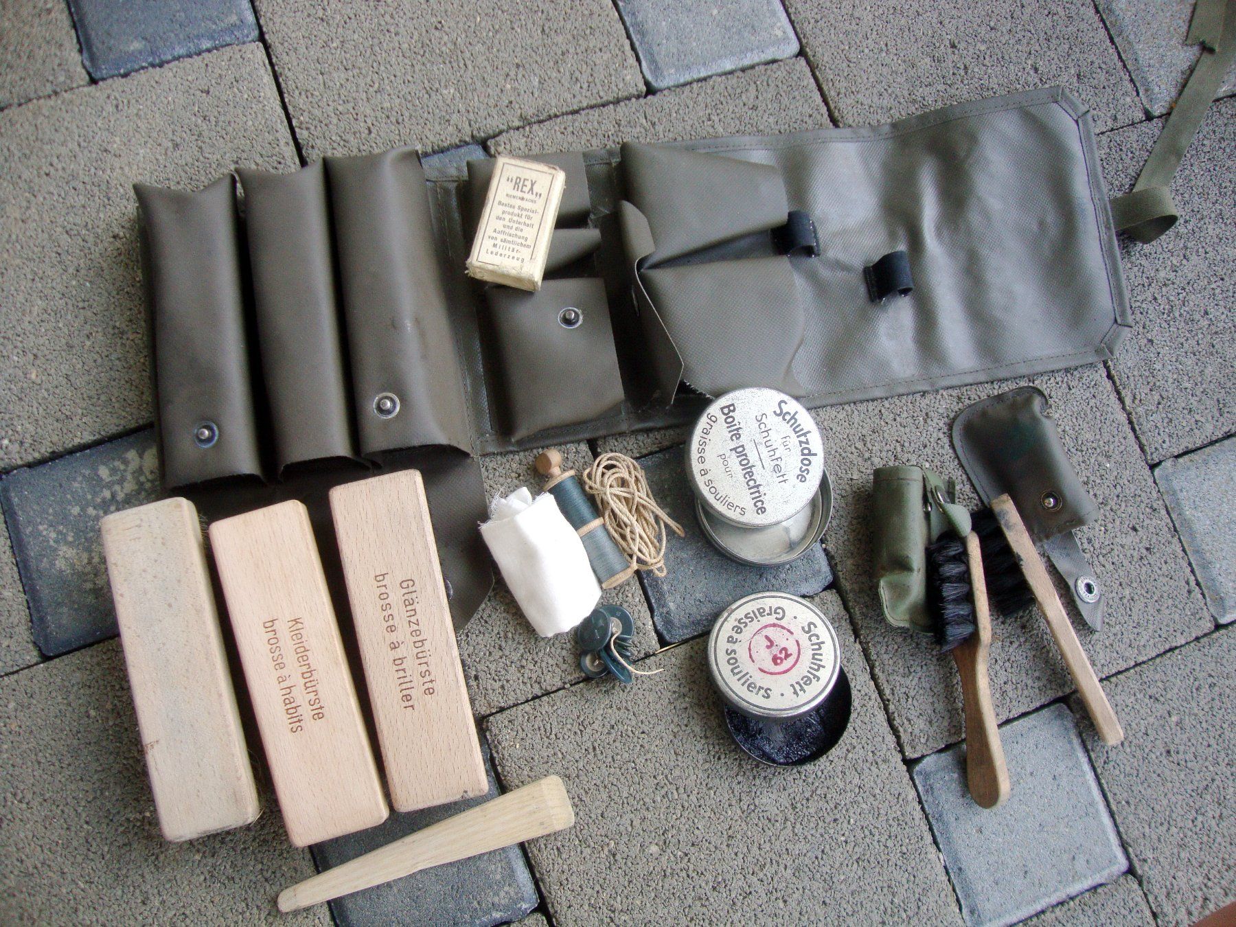 Schweizer Armee Prodotti di pulizia: Mannsputzzeug Putzzeug Schuhe Militär – Usato da Döttingen venduto da Kubuli1 1
