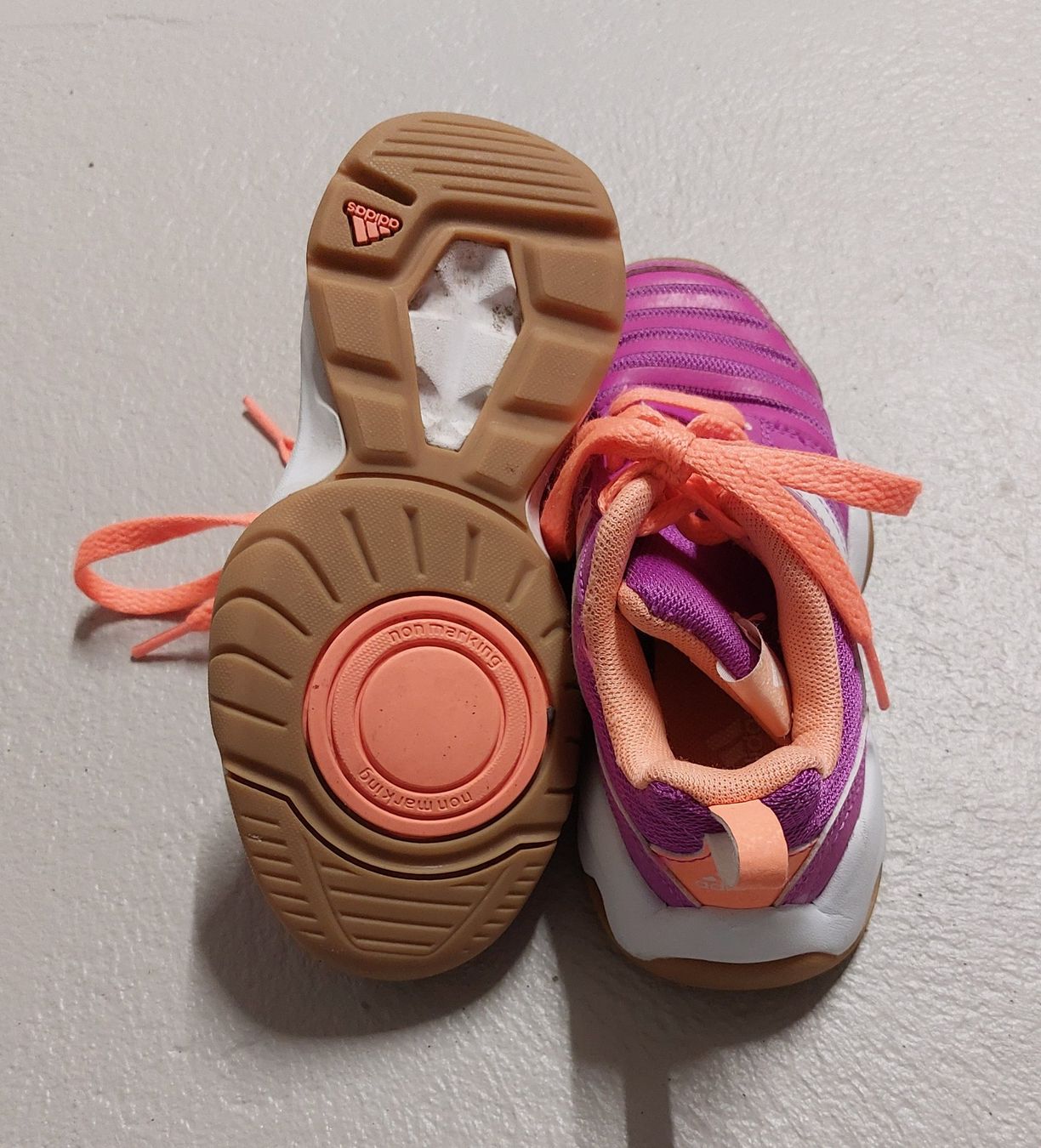 Adidas Scarpe per ragazze: Adidas Hallenturnschuhe Grösse 28 – Usato da Hefenhofen venduto da mar_pm5k 3