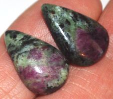Cabochon Set gelocht L-6821 – 1 Paar Rubin Zoisit – 20x13x4
