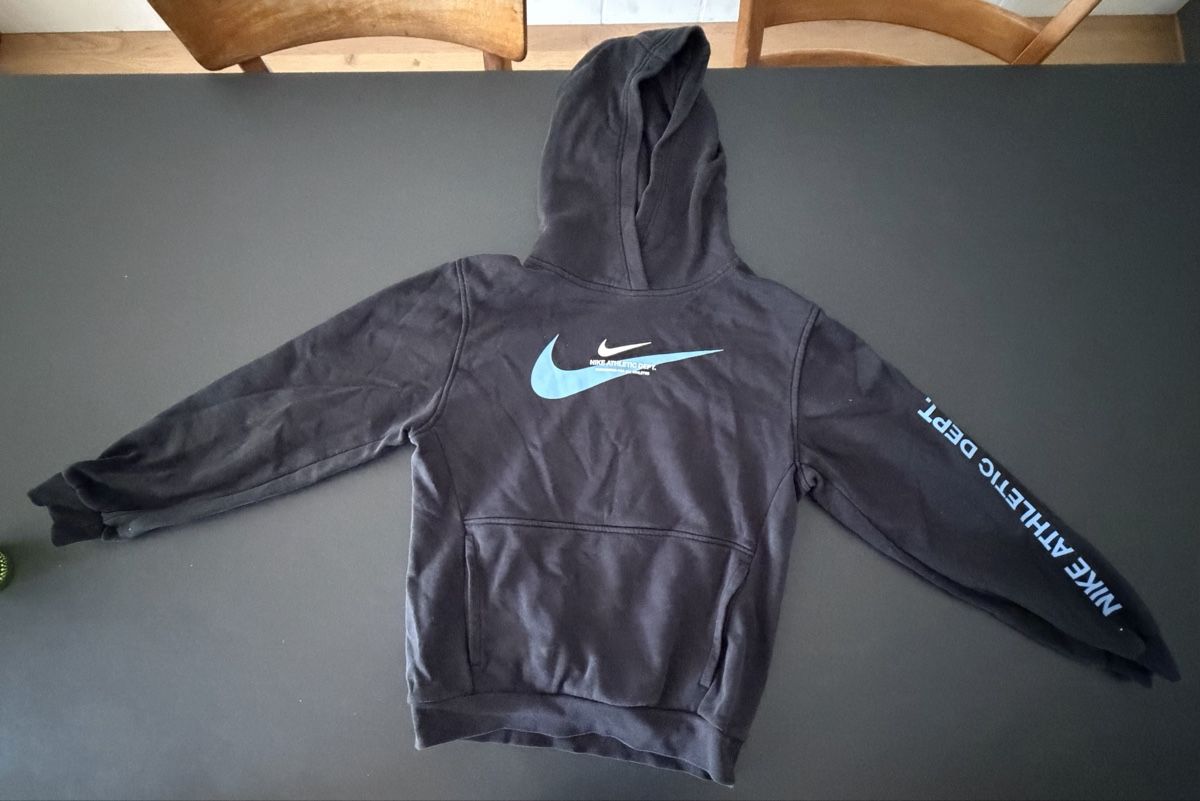 Nike Pullover & Sweatshirts: Nike Hoodie Grösse 147-158 – Gebraucht aus Kehrsatz von tonisch