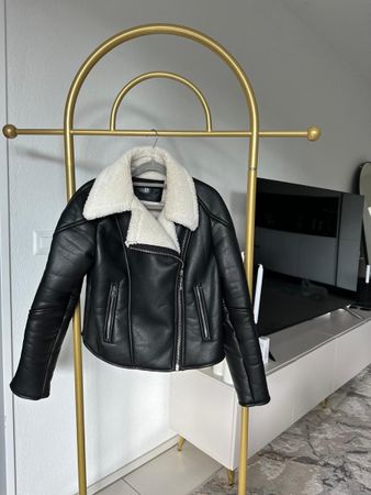 Schwarze Lammfelljacke S/M – neuwertig
