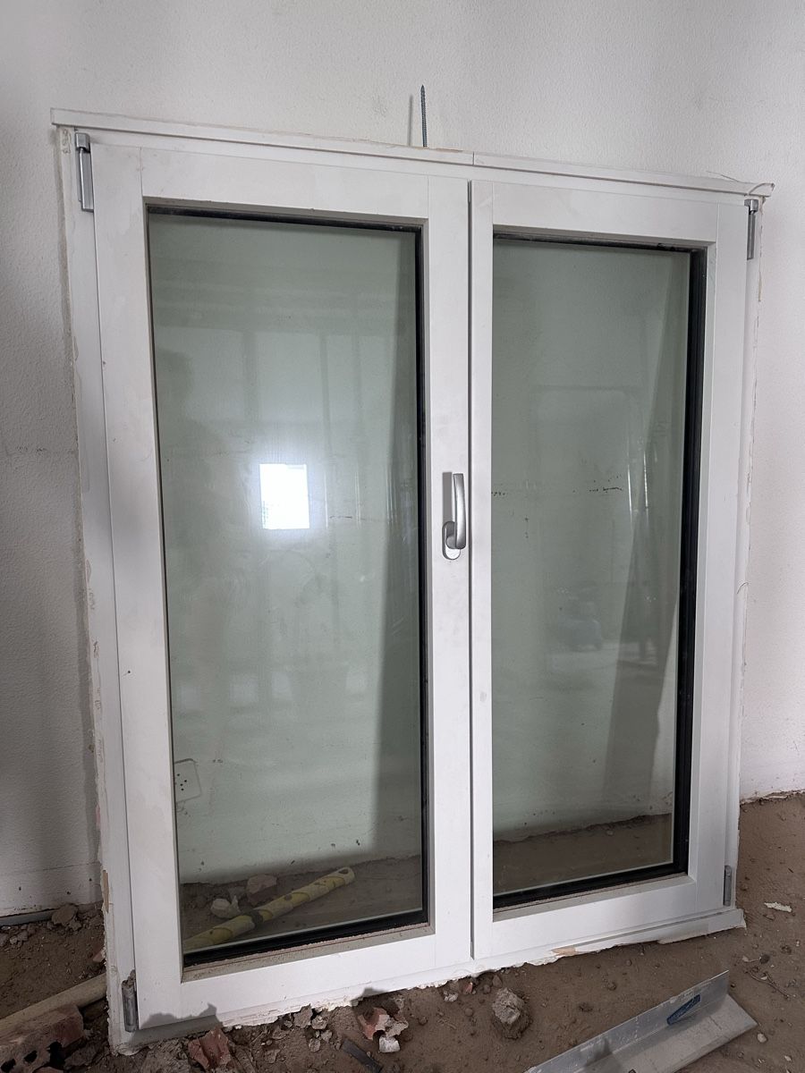 Fenêtres: Fenster weiss Doppelglas mit Griff – D'occasion à Allschwil par Kira0707