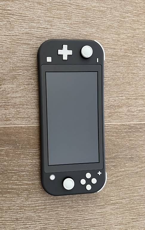 Nintendo Console: Nintendo Switch Lite + Case + Little Nightmares II – Usato da Kerzers venduto da lau_gd29 1