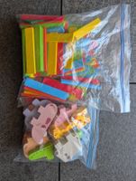 Konstruktionsspielzeug Holzbausteine und Tiere