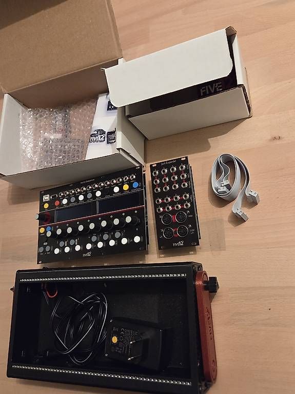Musikinstrumente: Vector Five12 Sequencer mit Case & Expander – Gebraucht aus Zürich von Flvr 1