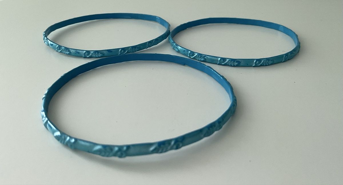 Bracciali & Braccialetti: 3er Set Armreifen, hellblau, fein gemustert – Usato da Basel venduto da cat_sq5m 3