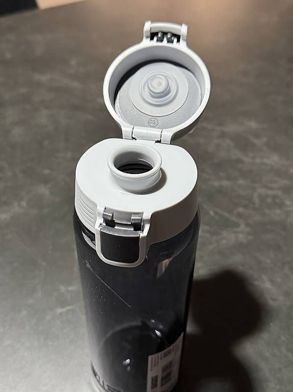 Sigg Trinkflaschen & Thermosflaschen: NEU - SIGG Trinkflasche Total Color One 0.6L Anthrazit – Gebraucht aus Neuhausen von francesco1993
