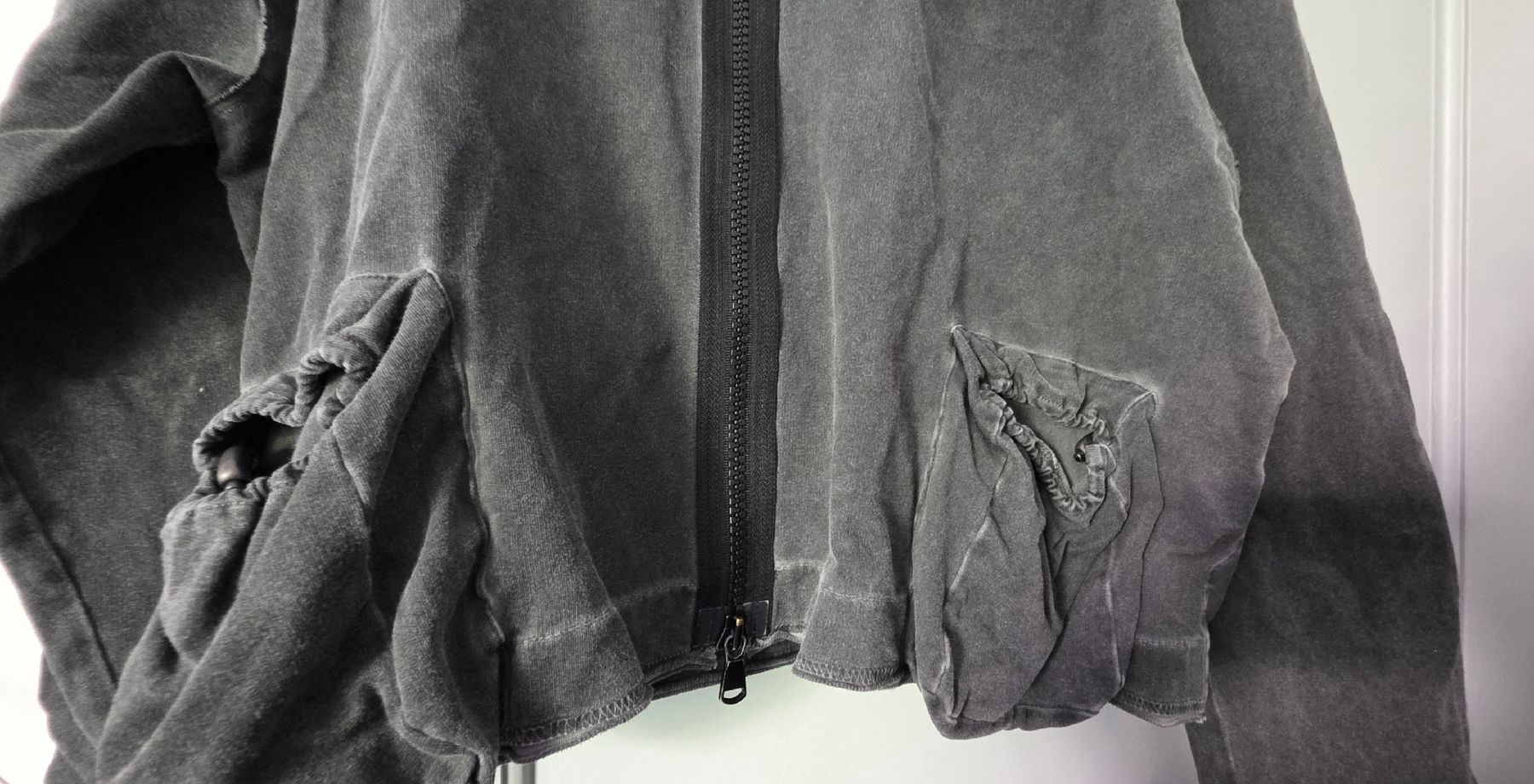 Pullover & Sweatshirts: Veste grise/noire – Gebraucht aus Yverdon-les-Bains von van_dq65 6