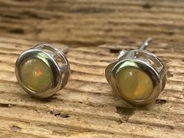 Kleine und feine Opal Ohrstecker in Sterlingsilber