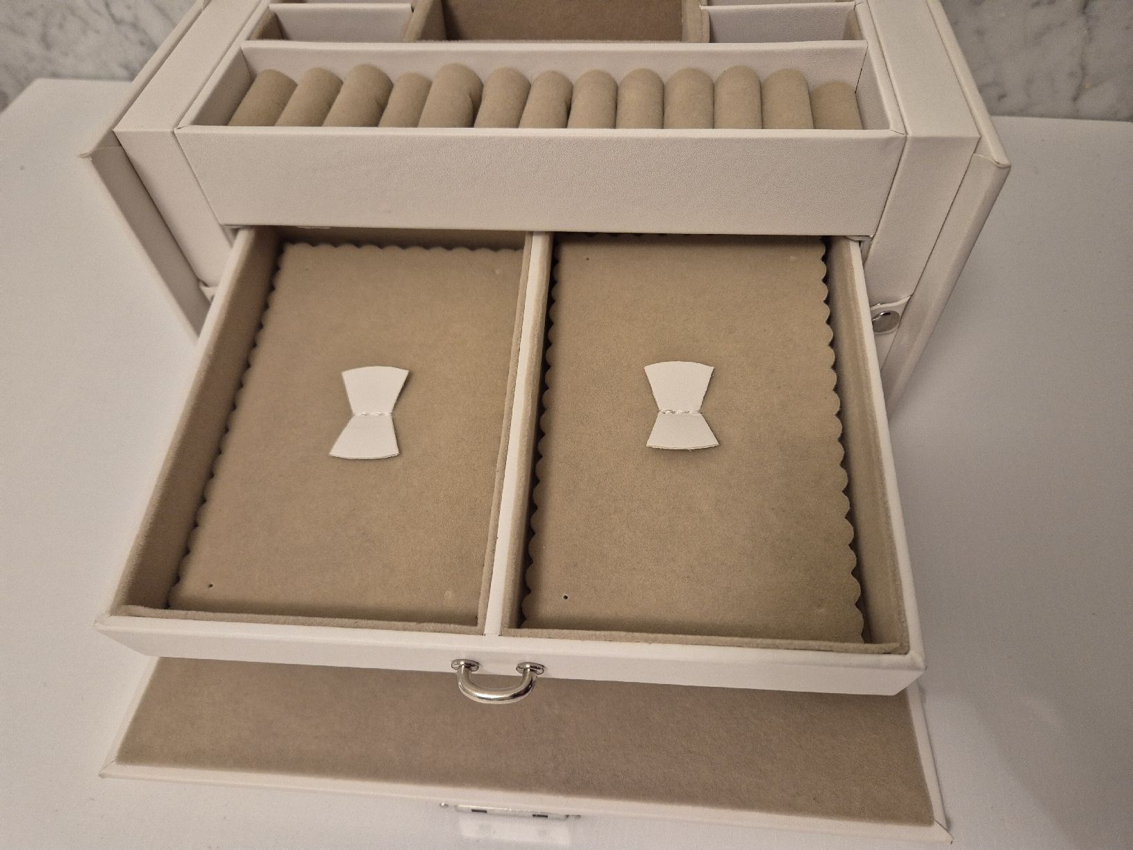 Portagioie: Grosse weisse Schmuckbox mit vielen Fächern – Usato da Zürich venduto da ElAnnsi 2