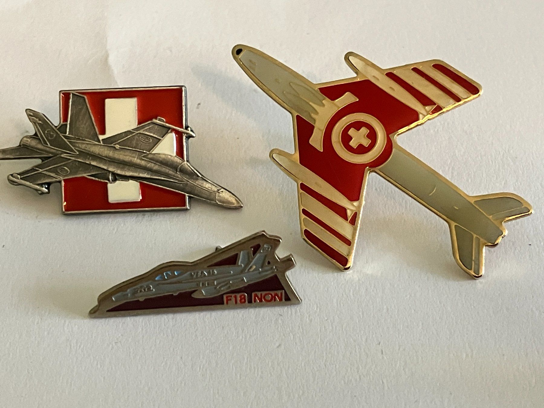 Plaketten & Abzeichen: 3 Pin Kampflugzeuge – Gebraucht aus Basel von djwwpp