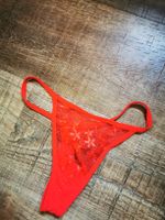 Roter Tanga aus Spitze, neu und ungetragen, Grösse S
