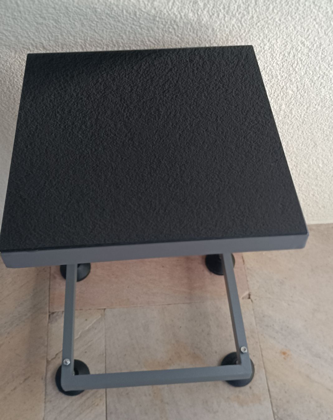 Sonstige Dekorationen & Accessoires: Beistelltisch Standfuss verstellbar.  – Gebraucht aus Wengi b. Büren von Rrehli 1