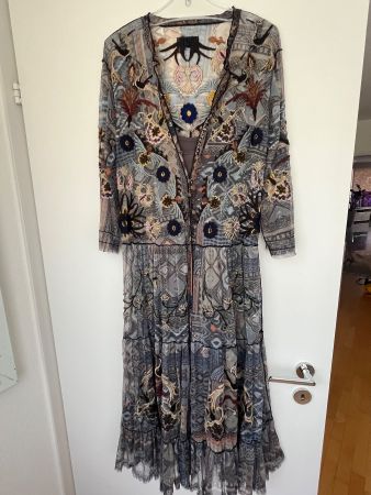 Kleid von Johnny Was Biya