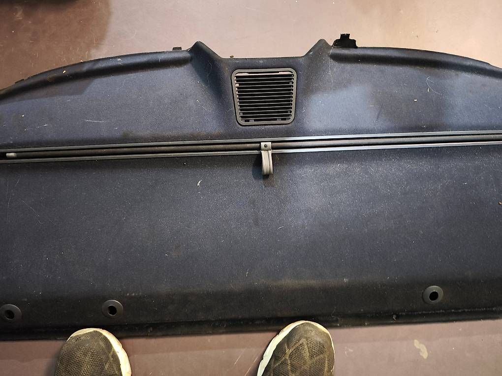 Tutti pezzi di ricambio auto: BMW E36 Coupe Hutablage inklusive Rollo. – Usato da Zihlschlacht venduto da rad_vvm9 2