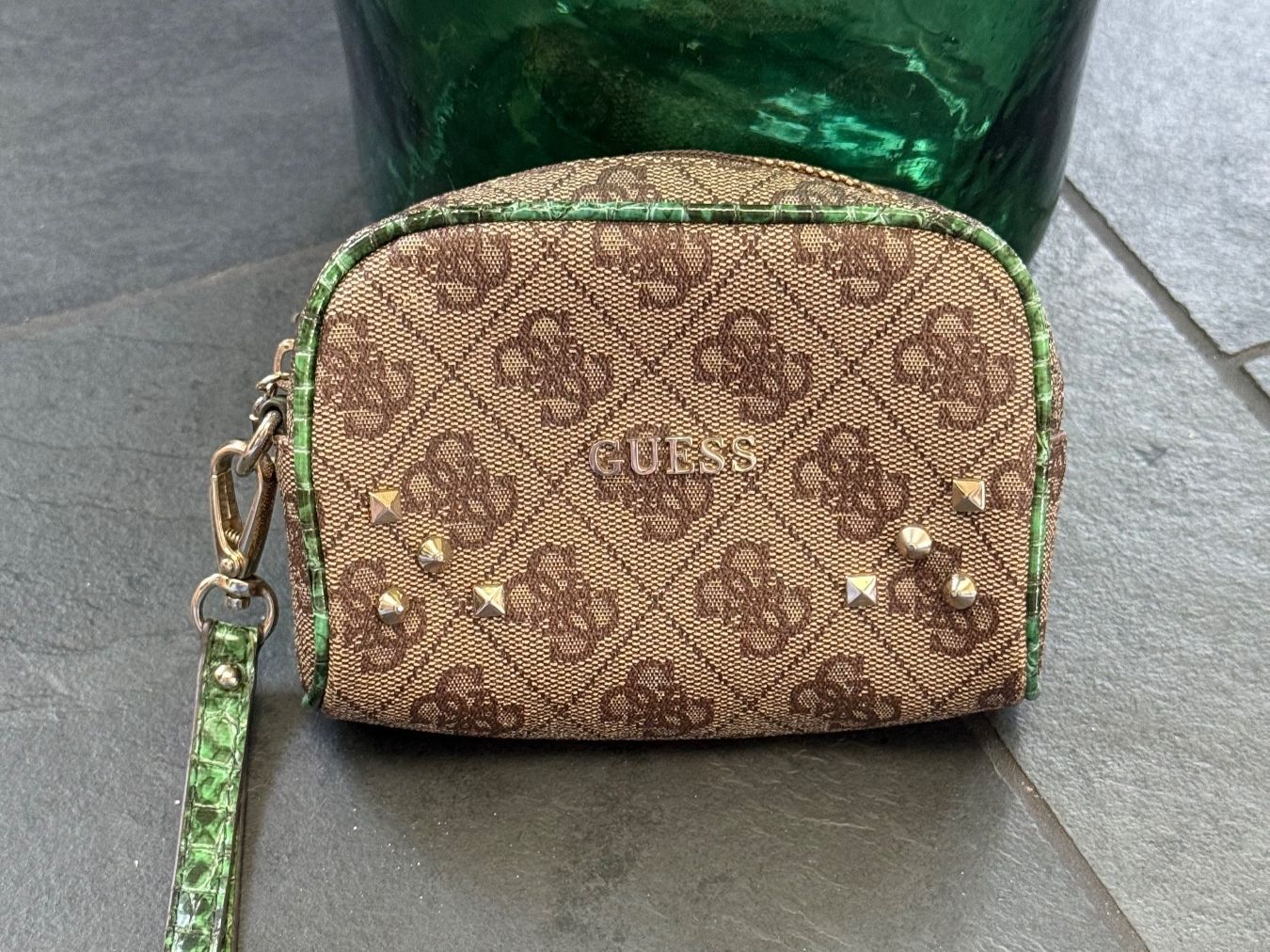 Altro in  Abbigliamento & Accessori: Trousse GUESS – Nuovo (secondo la descrizione) da Prez-vers-Siviriez venduto da mar_n29z