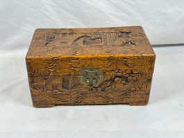 Coffret asiatique en bois de camphrier sculpté - vers 1950