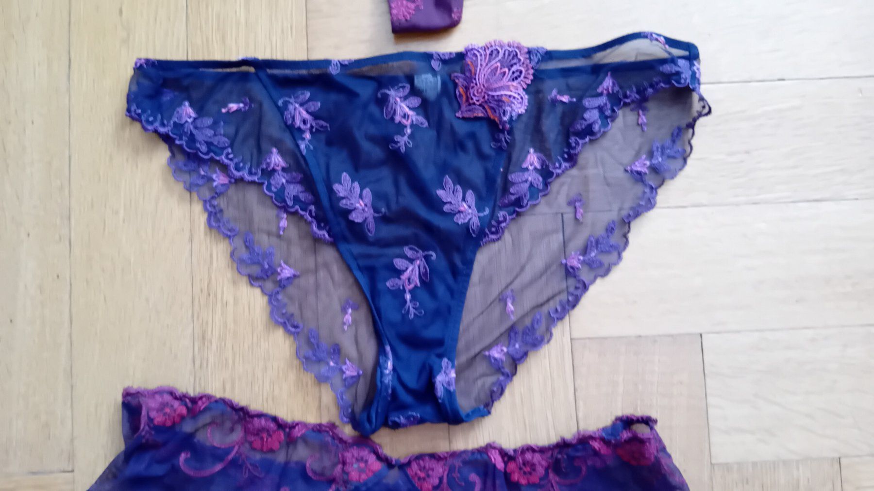 Lise Charmel Altra biancheria intima: Lise Charmel dentelle violet : 2 slips + 1 string - 42-44 – Usato da Neuchatel venduto da Vlenoble 5