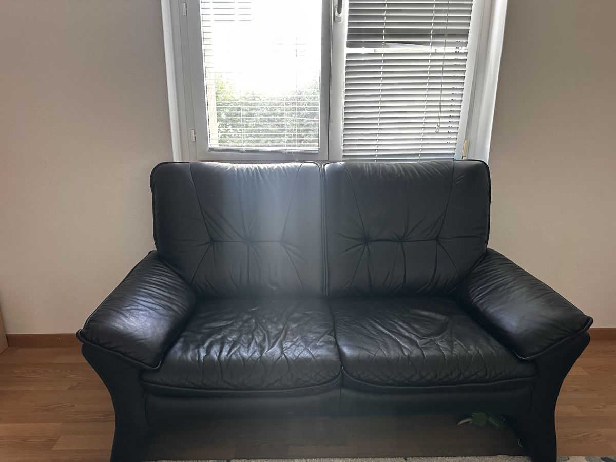 Sofas: Black leather 2-seater sofa – Gebraucht aus Winterthur von mar_8jks