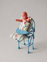 Älterer Puppenhochstuhl mit Püppchen, Puppenstuben-Zubehör