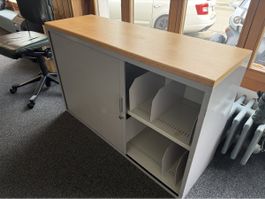 Stabiler Büroschrank der Marke LISTA mit Holzdekor-Abdeckung