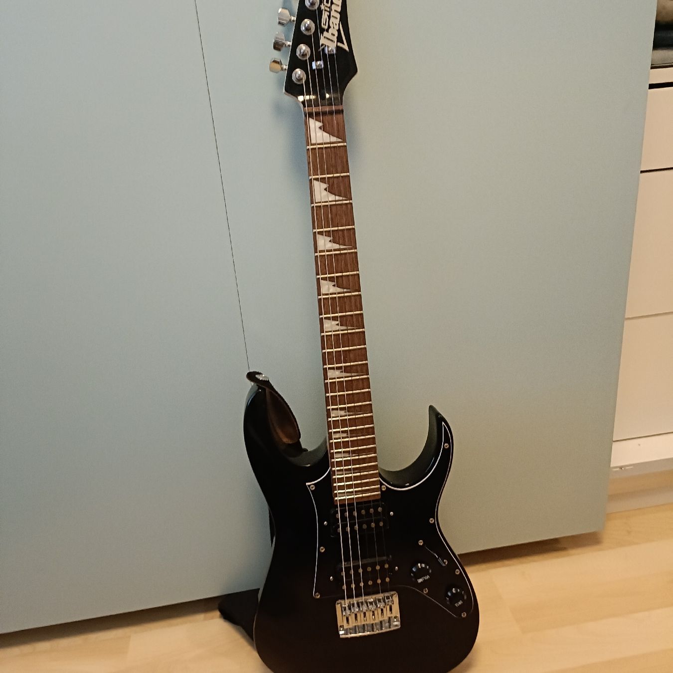Musikinstrumente: Schwarze E-Gitarre Ibanez Gio – Neu (gemäss Beschreibung) aus Rotkreuz von mar_wn5h 5
