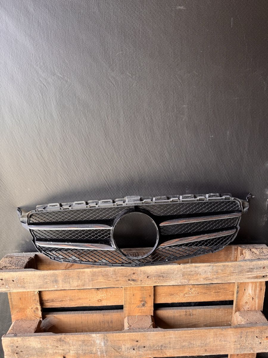 Mercedes-Benz Tutti pezzi di ricambio auto: Mercedes W205 Grill vorne – Usato da Flawil venduto da BmwLoverM3