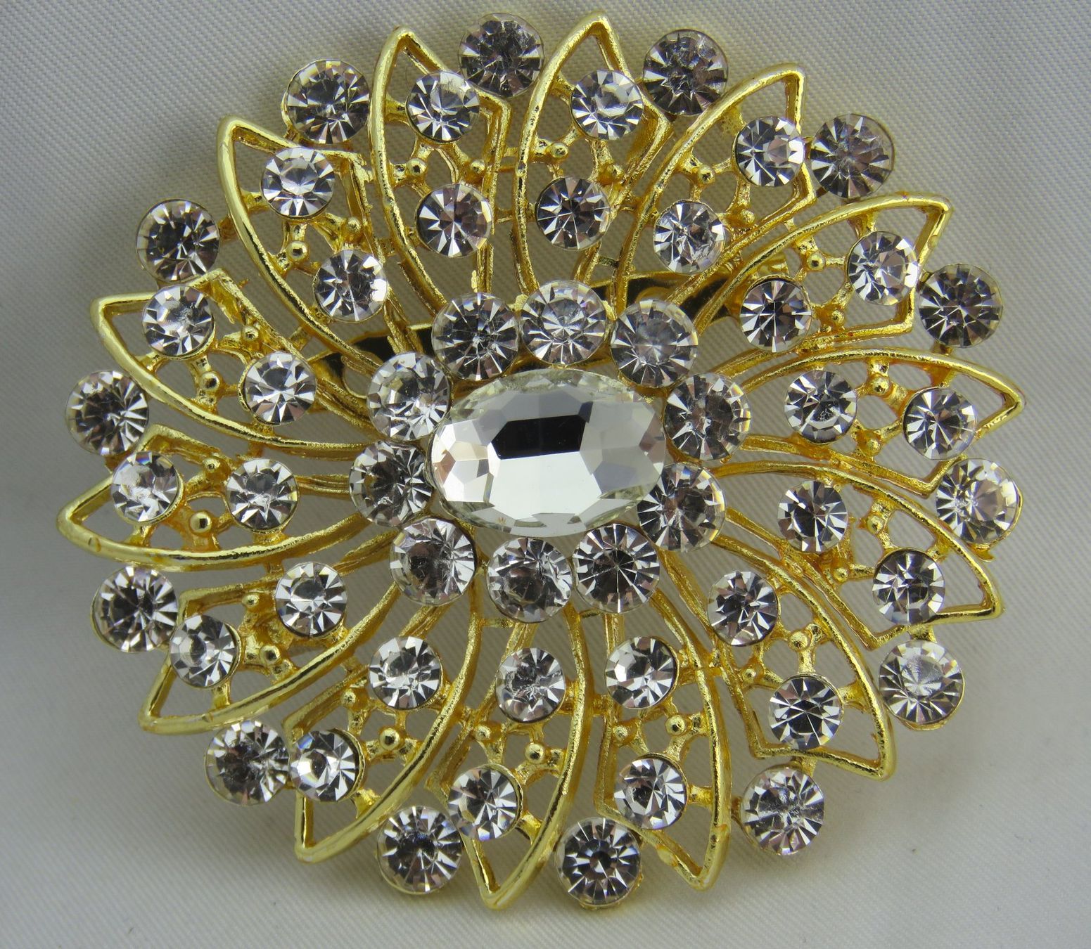 Broschen & Nadeln: Brosche - Goldfarben mit Strasssteinen - Blumenform - 6cm Ø – Neu und originalverpackt aus Grenchen von Yamahwildstar16