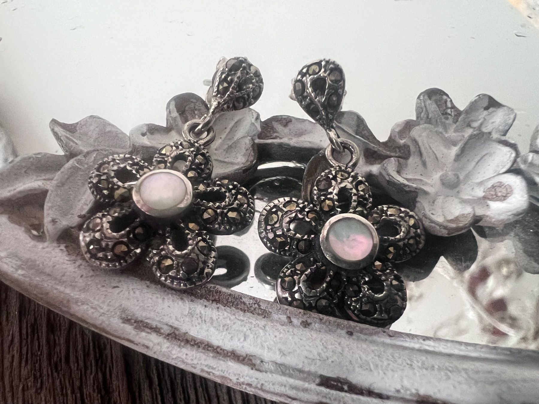 Orecchini pendenti & Orecchini a lobo: Vintage Ohrhänger 925 Silber Pyrit u. Perlmutter - Blumen – Nuovo (secondo la descrizione) da Bern venduto da Jiffy