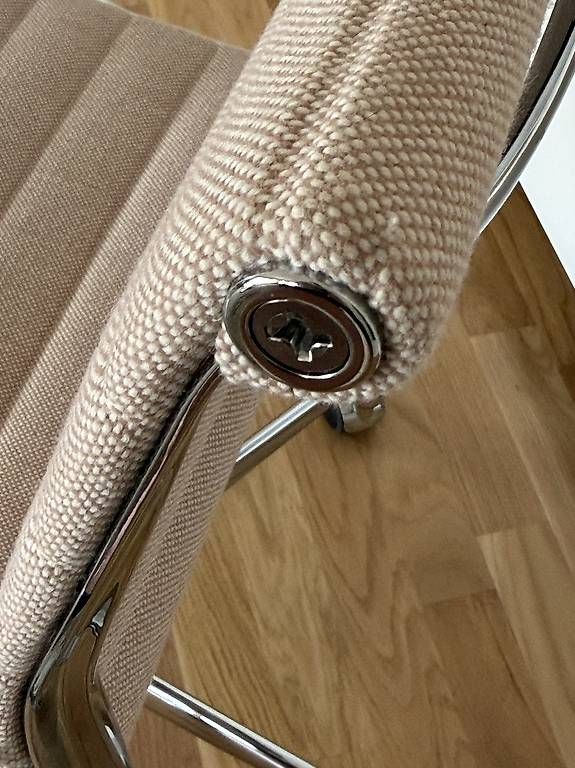 Sessel: Fauteuil de bureau Vitra Aluminium EA118 – Gebraucht aus Lausanne von VintageWonders 3
