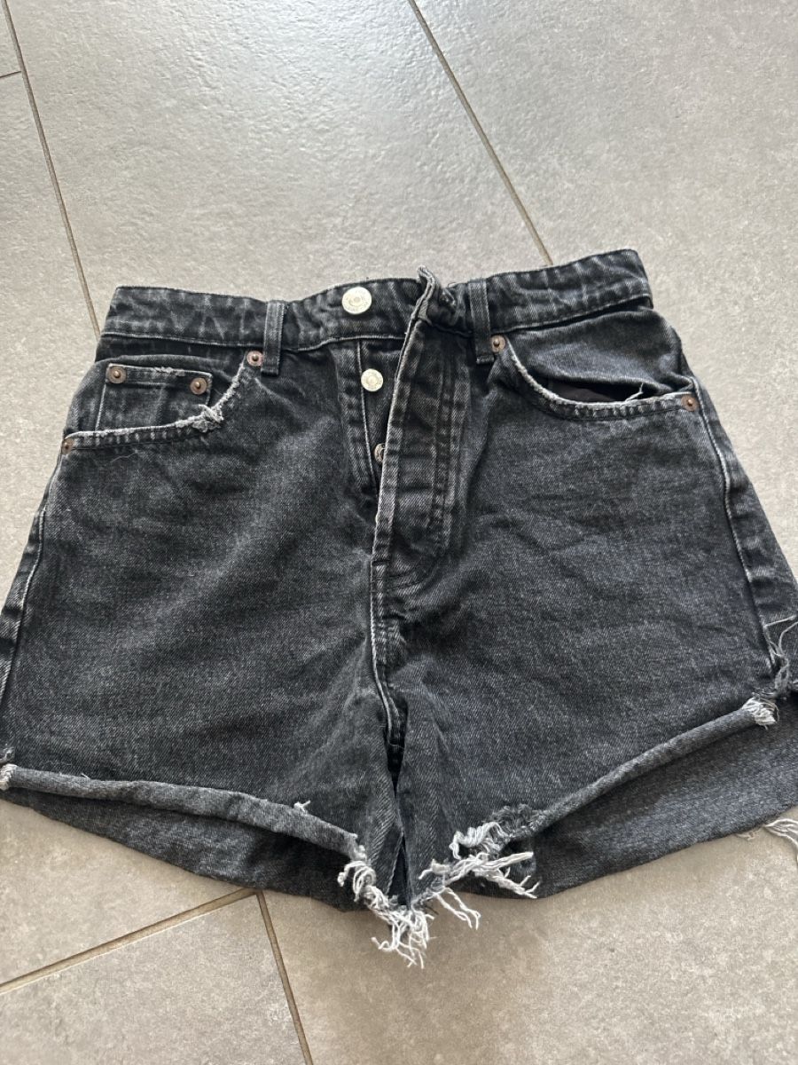 Zara Jeans: Shorts Zara, 36 – Nuovo (secondo la descrizione) da Thônex venduto da ann_vb9b