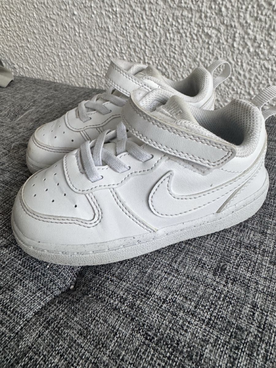 Nike Scarpe per ragazzi: Nike Kinder Turnschuhe weiss Grösse 25 – Usato da Adliswil venduto da Bellezza06