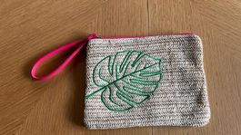Korb Clutch mit Monstera Stickerei und pinkem Reissversch...