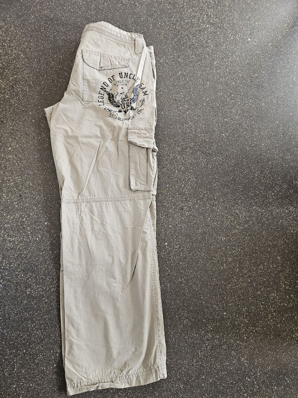 Pantaloni: Uncle Sam Cargo Hose Beige, Grösse L – Nuovo (secondo la descrizione) da Anwil venduto da tamoos 1
