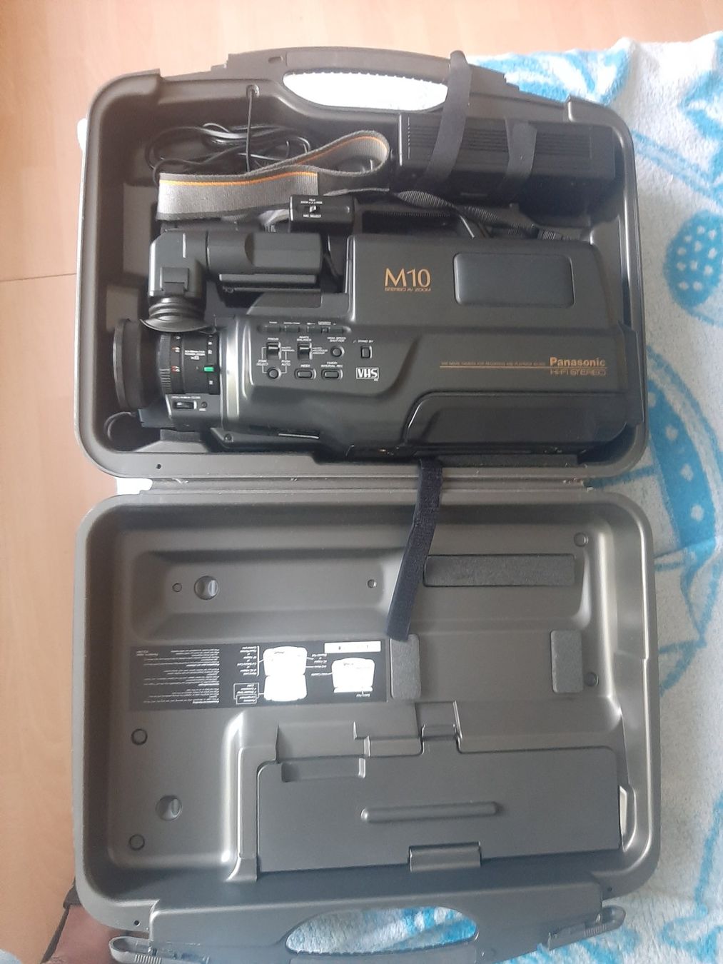 Panasonic Camcorder: Panasonic M10 Stereo VHS Camcorder Vintage – Gebraucht aus Kreuzlingen von Jack.Daniels